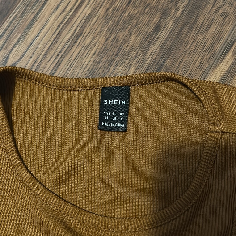 Size medium crop tops, I have 6 $5 for each $25 altogether.